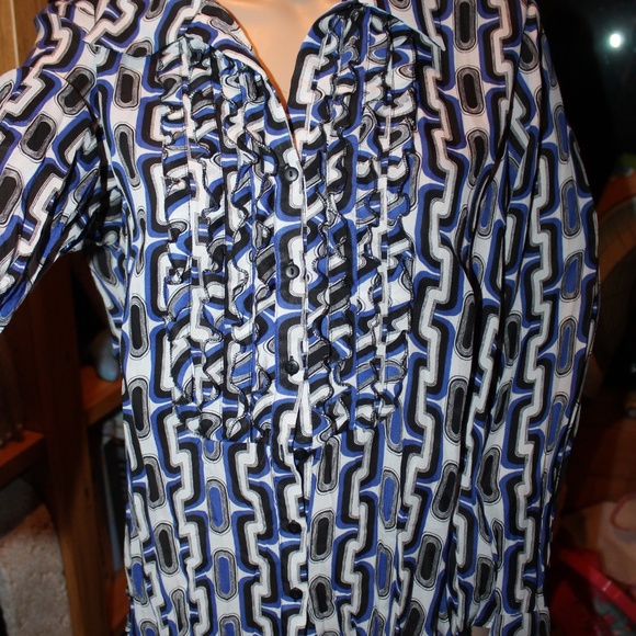 tuxedo front bell sleeve button front blouse M EUC - Picture 5 of 7